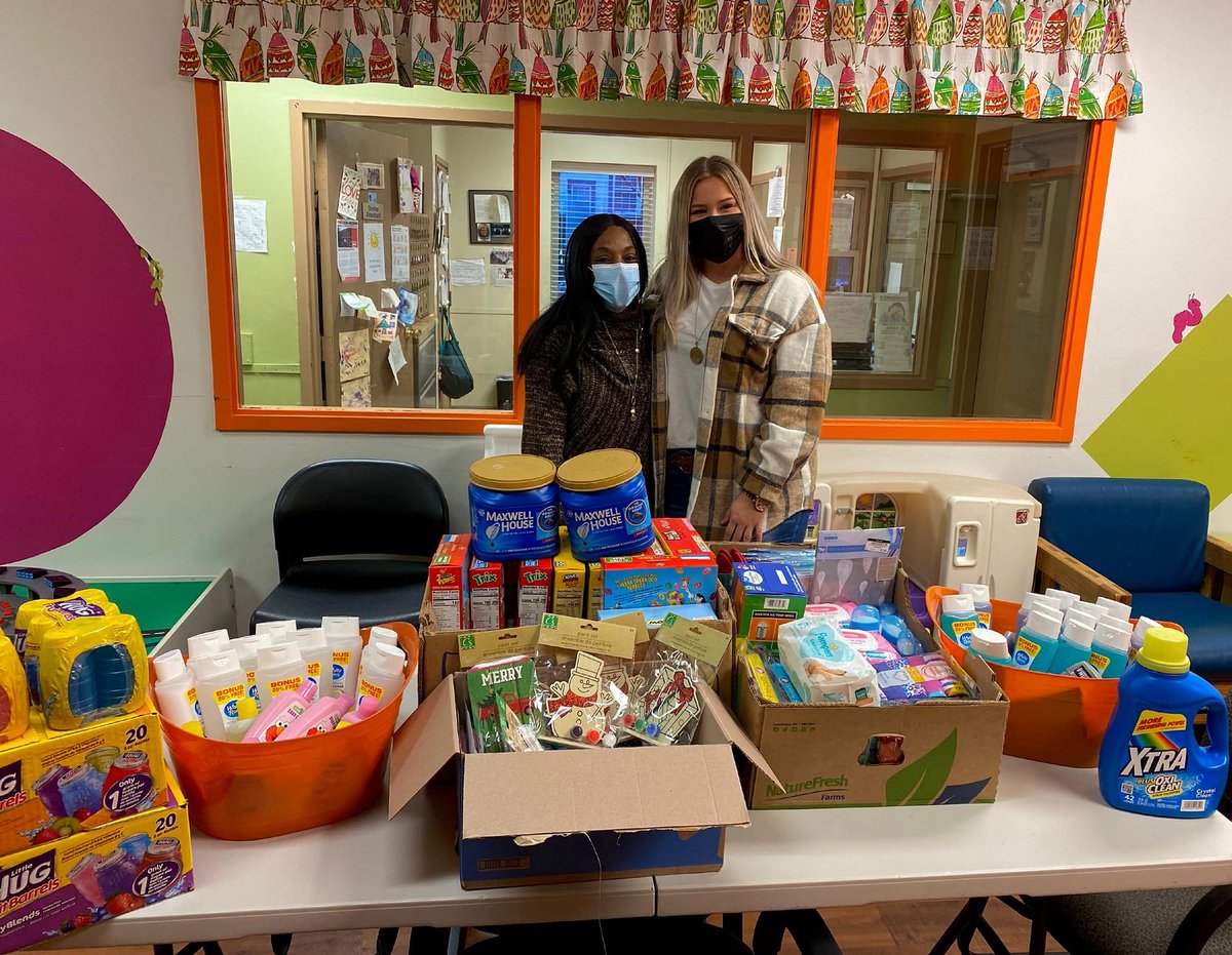 ucwv_softball's tweet photo. Living The Mission 💛
One of our seniors @gracie__17 is a member of UC Capito Association of Nursing Students (CANS). She personally dropped off supplies to YWCA Sojourner's Shelter, a shelter that helps families in need! #UCSTRONG #UCSOFTBALL https://t.co/osJjF21Rqa