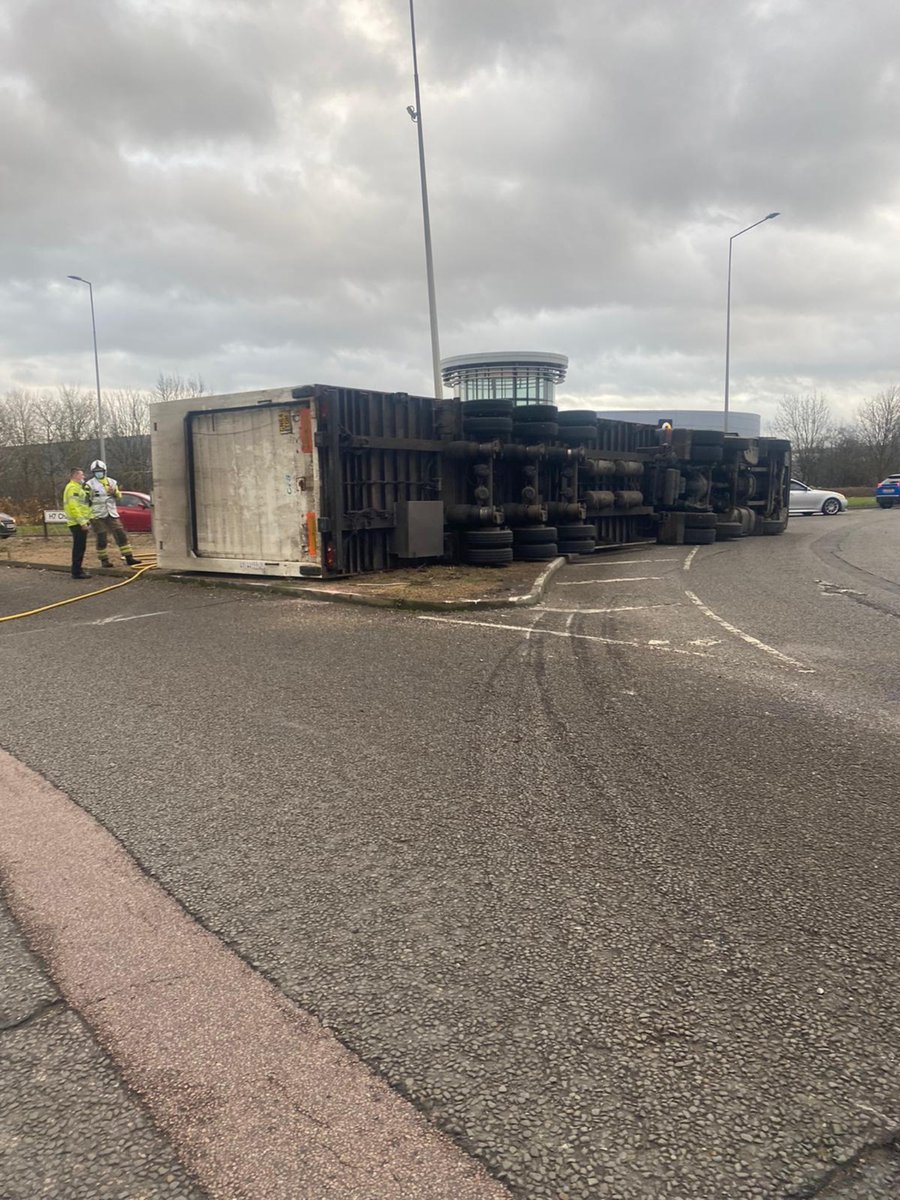 tvprp's tweet photo. An over turned HGV has been successfully lifted back onto its wheels after a lengthy recovered in Milton Keynes near Kingston.  The V11 Tongwell Street will reopen shortly. 

#TPBShift #PC6523 https://t.co/81JxFq3ANy
