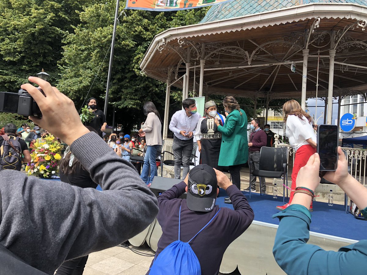 ValdiConstituye's tweet photo. 🔴 AHORA La presidenta de la @convencioncl @ElisaLoncon se reúne con la ciudadanía de #ValdiviaCl en Plaza de la República 👏

La intervención urbana de danza “Bandada” le da la bienvenida a este encuentro de reflexión sobre la #NuevaConstitucion ✊

@munivaldivia @Carla_Amtmann https://t.co/4lj3NZqQOJ