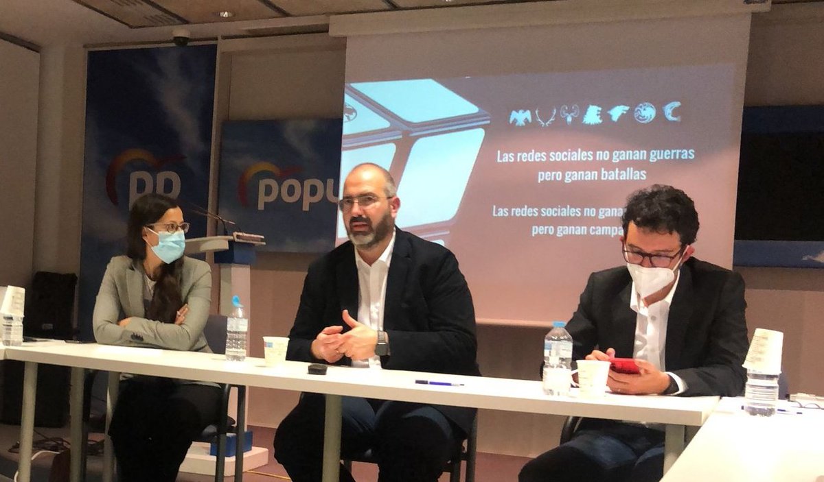 PPBarcelona_'s tweet photo. 💻Clase magistral de comunicación online en la que hemos analizado distintas estrategias y herramientas para transmitir nuestro mensaje en RRSS. #Creemos

📶 Encantados de haber recibido la formación de la mano de @ismaelquesada,  Responsable de Redes Sociales de @populares 💪. https://t.co/YrEhECS5e9