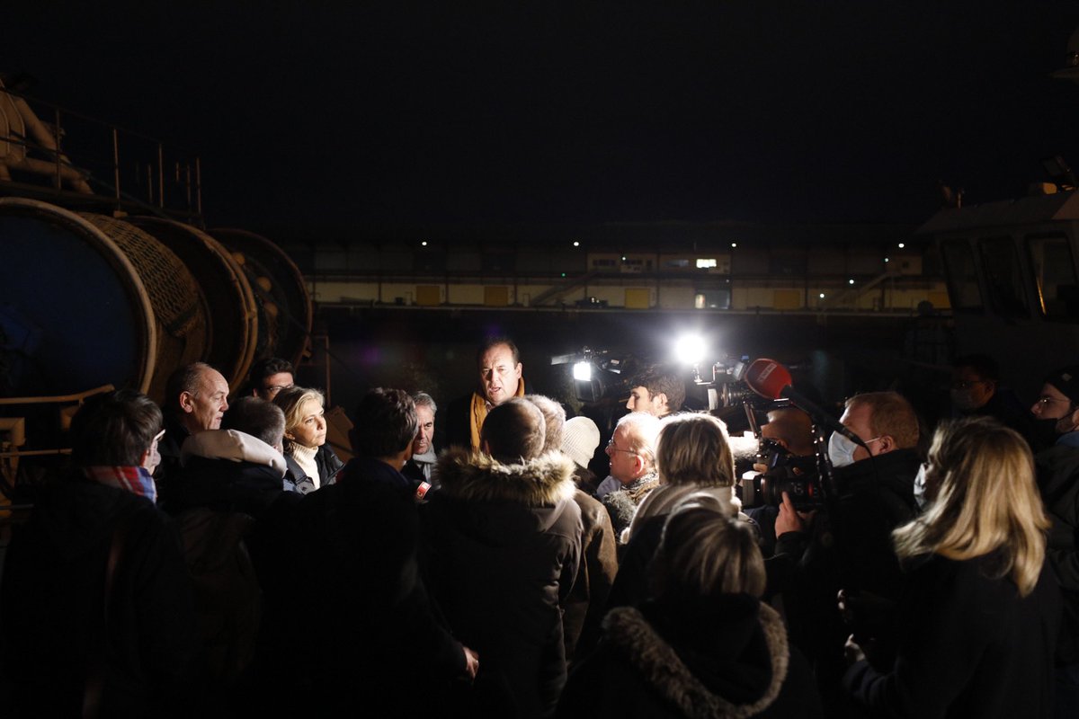 vpecresse's tweet photo. Je suis venue apporter mon soutien aux pêcheurs de Boulogne-sur-Mer qui attendent leurs licences depuis près d’un an. 

Le gouvernement a échoué. Le compte n’y est pas. Je demande au gouvernement de se donner les moyens pour faire pression sur les Britanniques. #Pecresse2022 https://t.co/2GCNmPhUPc