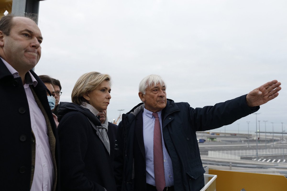 vpecresse's tweet photo. Je suis venue apporter mon soutien aux pêcheurs de Boulogne-sur-Mer qui attendent leurs licences depuis près d’un an. 

Le gouvernement a échoué. Le compte n’y est pas. Je demande au gouvernement de se donner les moyens pour faire pression sur les Britanniques. #Pecresse2022 https://t.co/2GCNmPhUPc