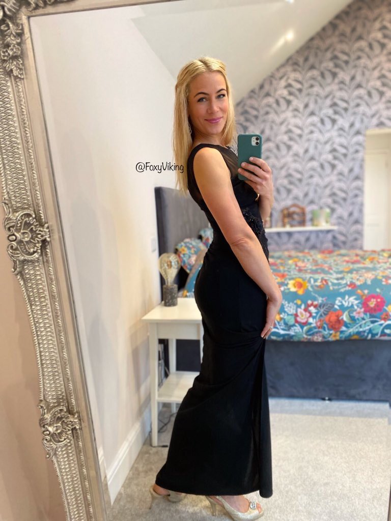 Ready for the Christmas party!!🎄🍸💃