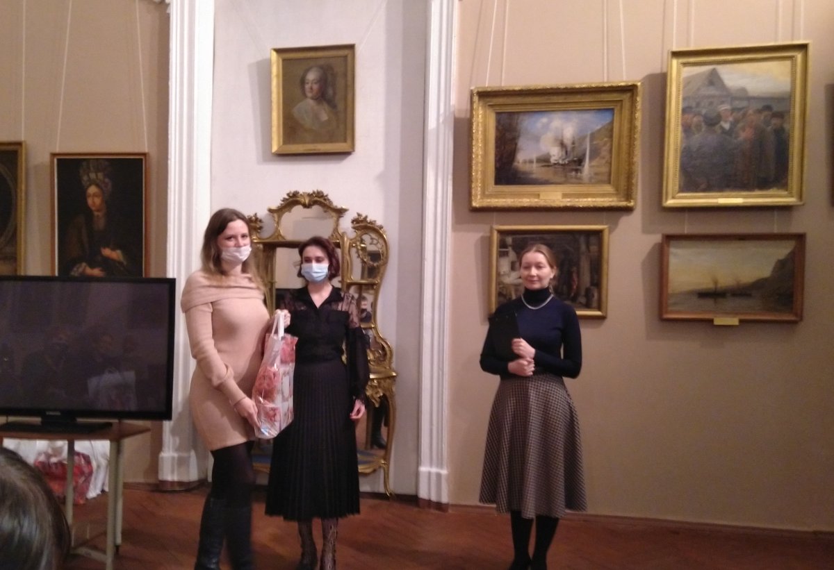 creativebib8's tweet photo. Вчера, 12 декабря, в рамках Исторической ночи Ульяновский областной художественный музей подарил в фонд нашей библиотеки альбомы, изданные по результатам международных ассамблей художников "Пластовская осень". 🖌️ https://t.co/bI0ScdMpPL