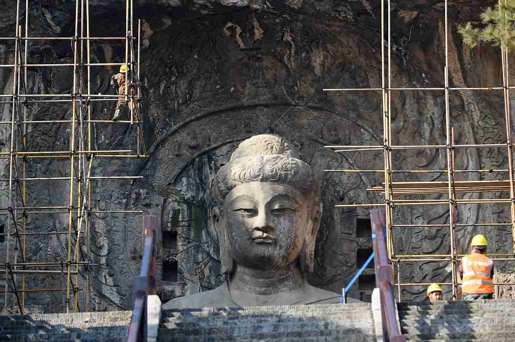 PDChina's tweet photo. A project to repair and protect the Fengxian Temple of the Longmen Grottoes has started in Luoyang city, Henan province, which is said to be the first large protection project since the 1970s. https://t.co/vjqgBCPF82