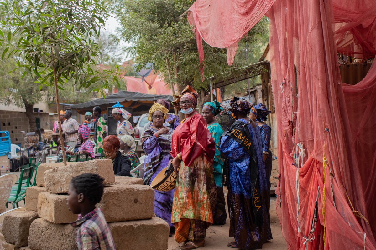 LesPraticables's tweet photo. #LesPraticables21 

Chroniques d’un festival. 

PARADE DE FIN

Deux créatures au masque bambara de fer 
le corps de l’occiput aux orteils entièrement recouvert 
hérissé 
de canettes métalliques 
se déhanchent et dansent au son des tam-tams sans...

#lespraticables 
Cp: @kounandi4 https://t.co/pfc4sfjwqE
