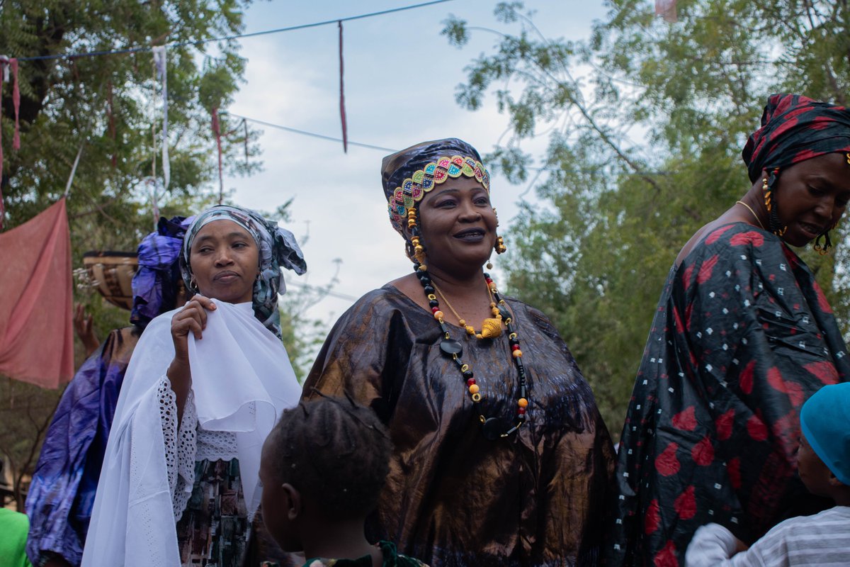 LesPraticables's tweet photo. #LesPraticables21 

Chroniques d’un festival. 

PARADE DE FIN

Deux créatures au masque bambara de fer 
le corps de l’occiput aux orteils entièrement recouvert 
hérissé 
de canettes métalliques 
se déhanchent et dansent au son des tam-tams sans...

#lespraticables 
Cp: @kounandi4 https://t.co/pfc4sfjwqE