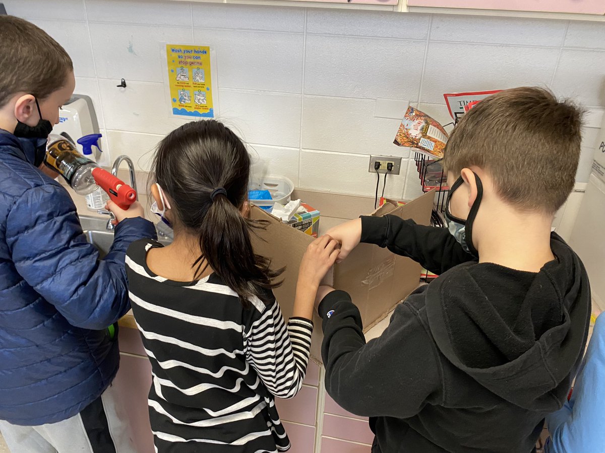 MsNordquist's tweet photo. Lots of innovative prototypes happening in room 258. Iβm getting EGGcited for Fridayβs drop. #eggdrop #gingerbreadchallenge #IvyHillLeague π‘π₯πͺ https://t.co/lrWCordORL