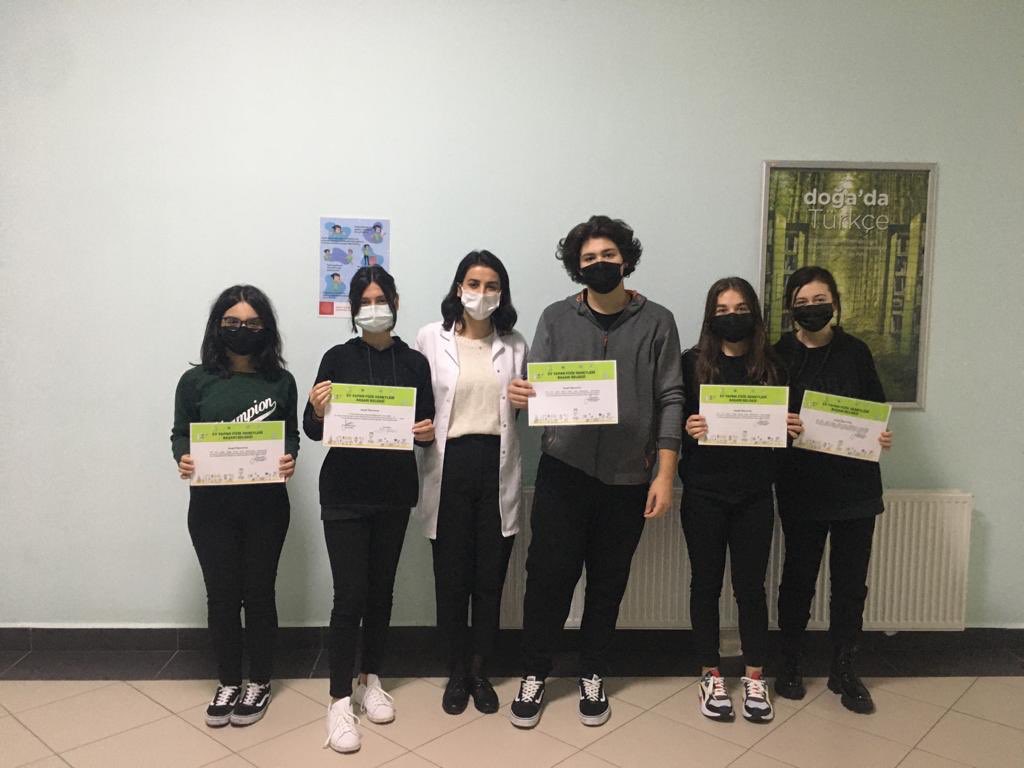 9. Sınıf öğrencilerimizin ev yapımı fizik deneylerinde göstermiş oldukları başarıdan dolayı tebrik eder başarılarının devamını dileriz🐝👏🏻 <a href="/serozeren/">Serhat Özeren</a> <a href="/EnisEryaman/">Enis Eryaman</a> <a href="/ozgurkapann/">Özgür Kapan</a> <a href="/semabalkan81/">Sema Göçmen Balkan</a> <a href="/Azrafraarzu1/">Arzu Uz</a> <a href="/EzgiOvet/">Ezgi Övet</a>