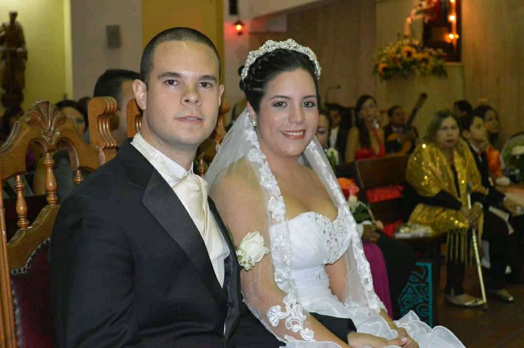 moisesapr's tweet photo. Este fue un día de muchas emociones, nervios y alegrías. 

Gracias a ese SÍ de mi esposa ahora tengo una Bendición enorme cada día. Ella, me ha sabido tener paciencia, amor y su apoyo en mi vida es muy importante.

Feliz Aniversario @ArnoneAdriana https://t.co/1d3sfbNeZe