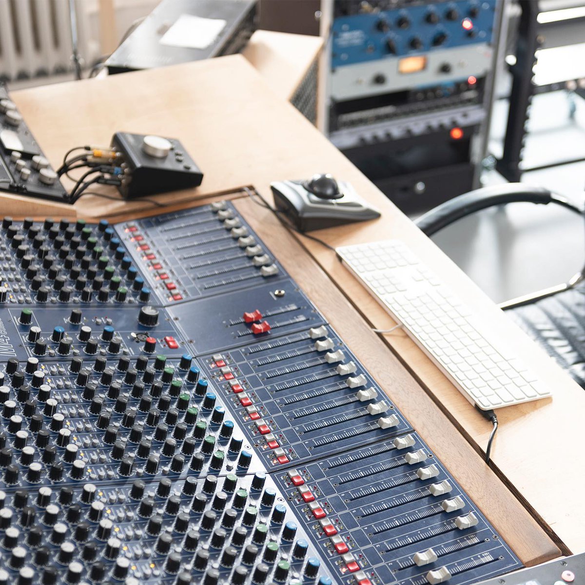 Looking for a studio in Berlin?

This studio has an impressive gear collection and is perfect for recording &amp; mixing.

It's available to book starting at only $40/hr on <a href="/studiotimeio/">Studiotime</a> 

studiotime.io/l/soundrays-st…