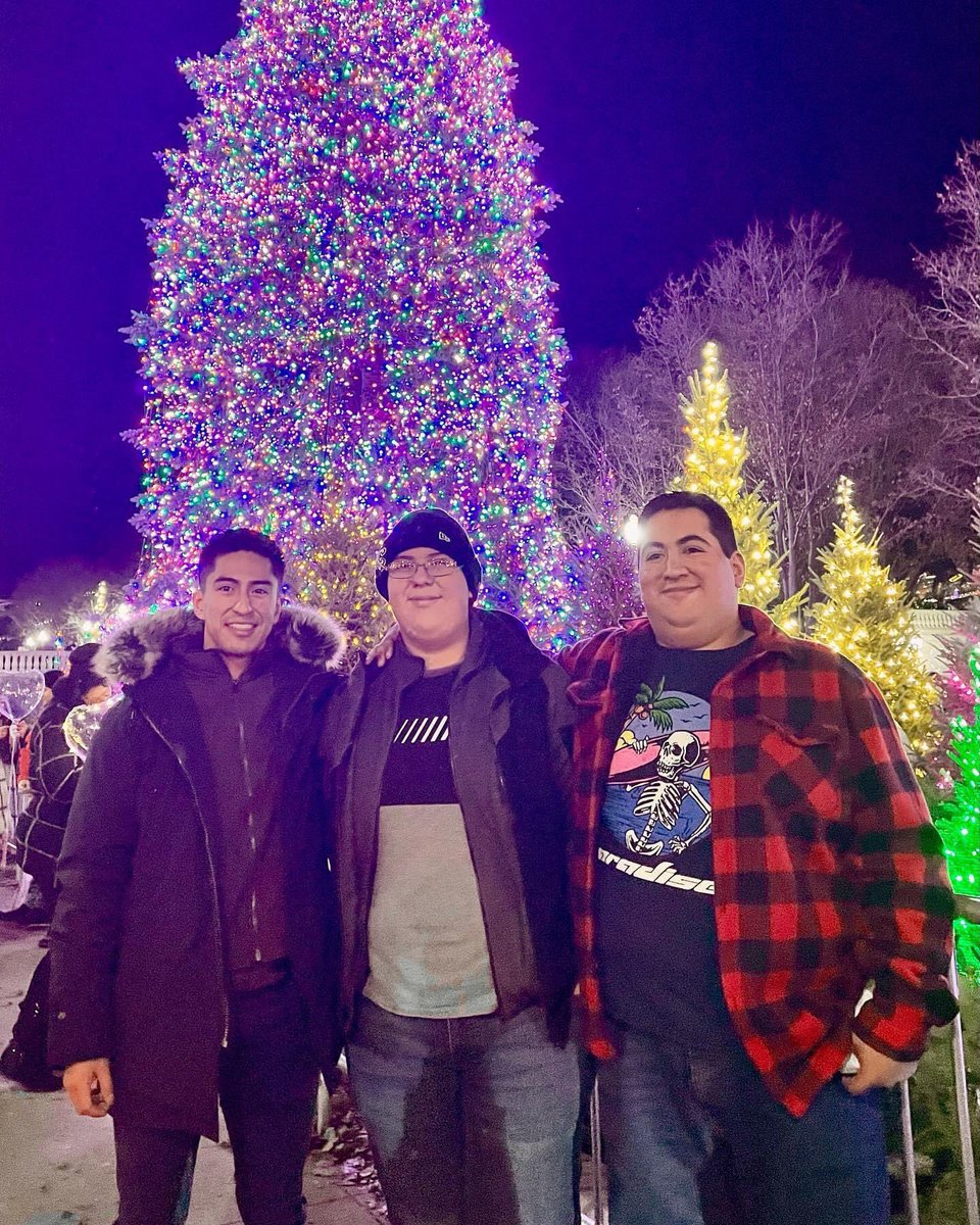 southpole201's tweet photo. My brothers & I as my brother’s gf take a pic of us for my mother.
#brotherbondingtime #theboys #Christmas https://t.co/aoqiyZmsPs
