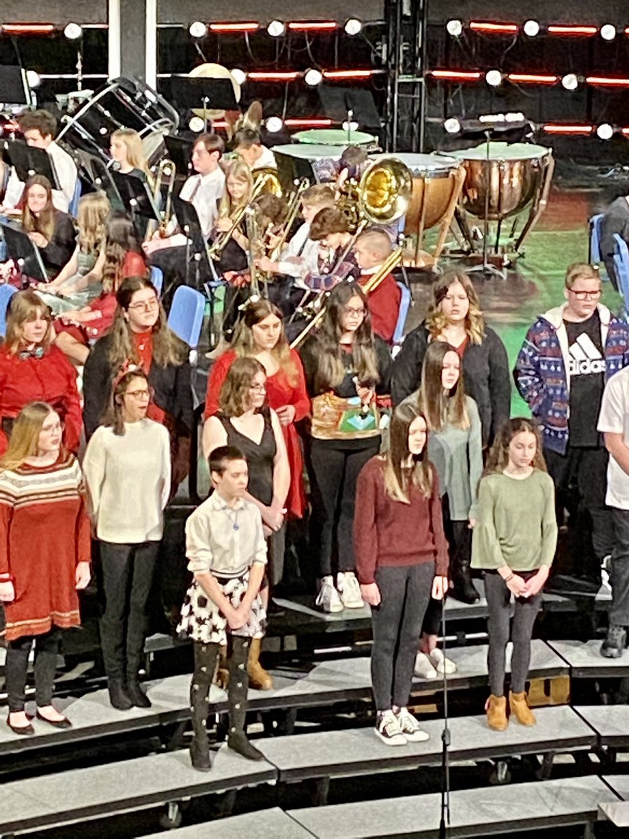 JMS_Jaguars's tweet photo. “We need a little Christmas, right this very minute”🎶🎄💚❤️🥰 https://t.co/V5T4u84uaa