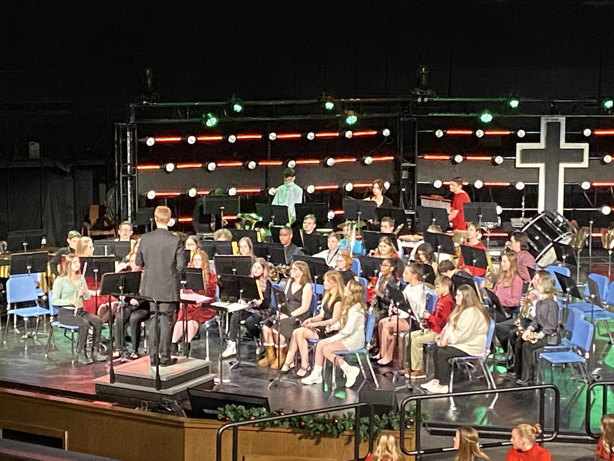 JMS_Jaguars's tweet photo. “We need a little Christmas, right this very minute”🎶🎄💚❤️🥰 https://t.co/V5T4u84uaa