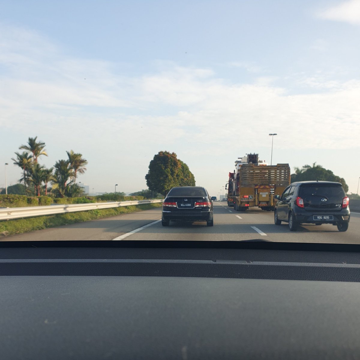 bbkatuns's tweet photo. Ni la yang kita kena hadap hari2 kat KESAS.
Apa keperluan lori2 treller guna lane tengah? TAKDA.
Lane kiri tu jem ke? TAK. Lancar je. Kita la yang ke kiri.
Apa jadi dengan lane tengah? JEM. Sebab lori treller ni slow nak naik bukit kat lane tengah. Depan lori tu kosong je. 😑🤬 https://t.co/lKhjDn2M6E