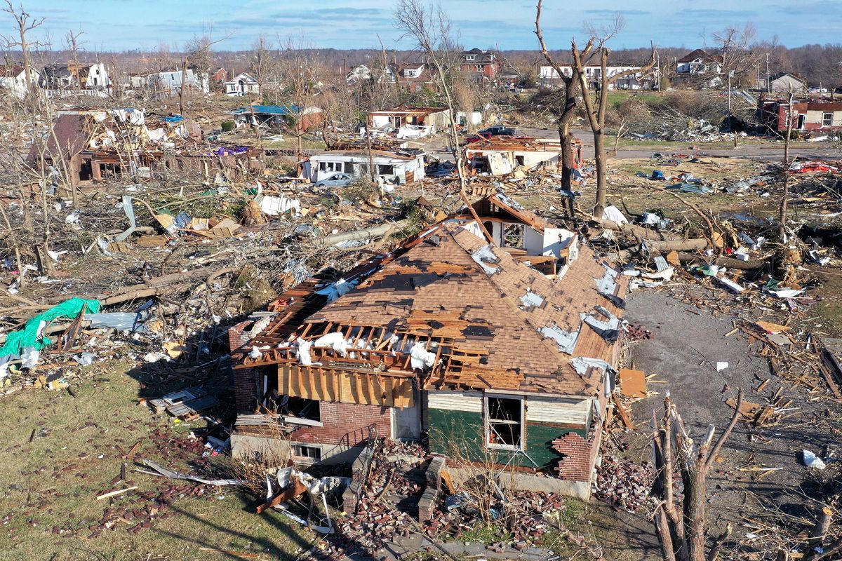 #PanoramaDelDía Autoridades informaron que quizás existan más de 100 personas fallecidas por el reciente paso de tornados al sur de  EE.UU. cnn.it/3dKCUJU