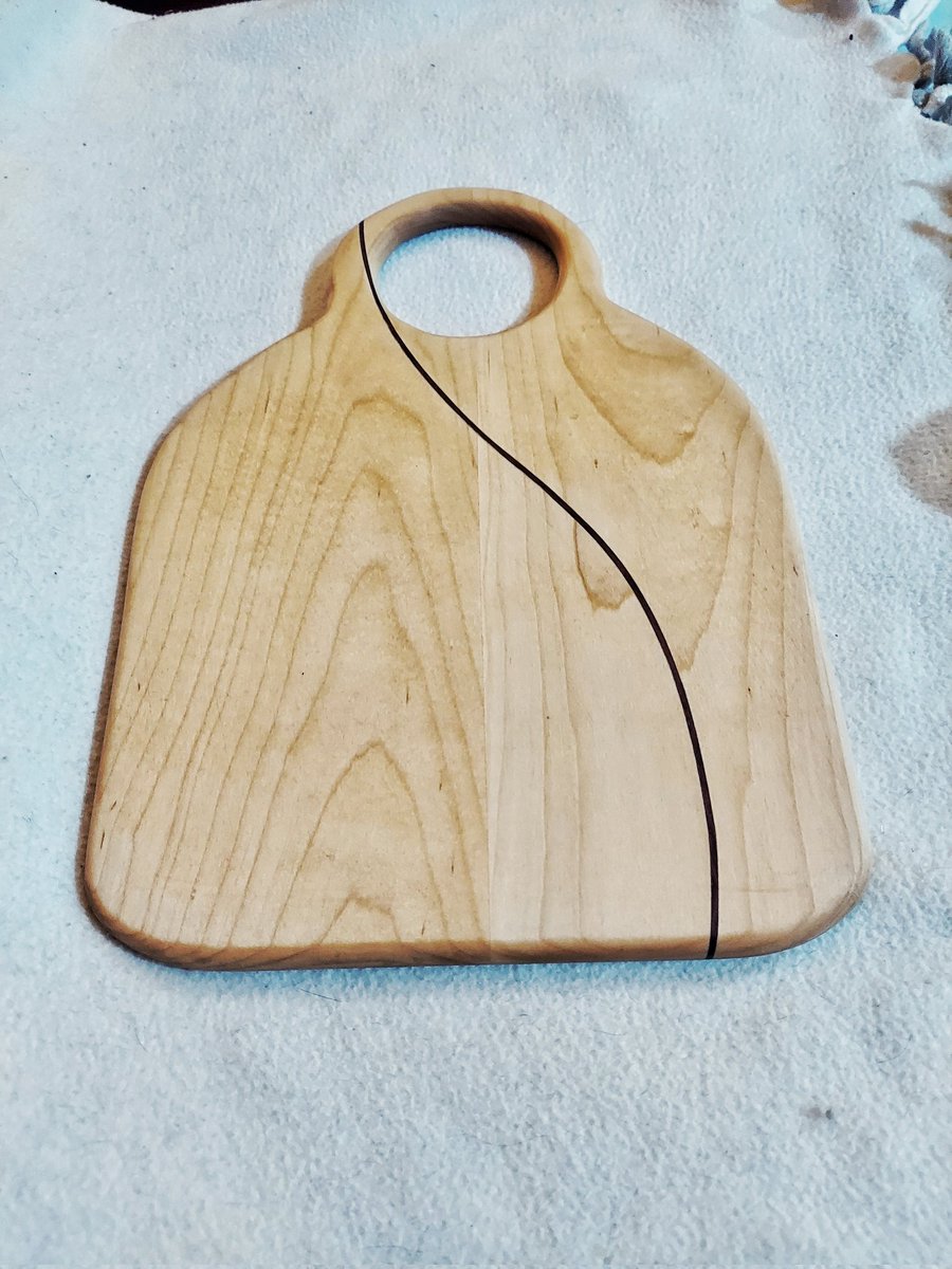 Made an attempt at weaving some purple heart into this maple cutting board.

#woodworking 
#cuttingboards
#charcuterie