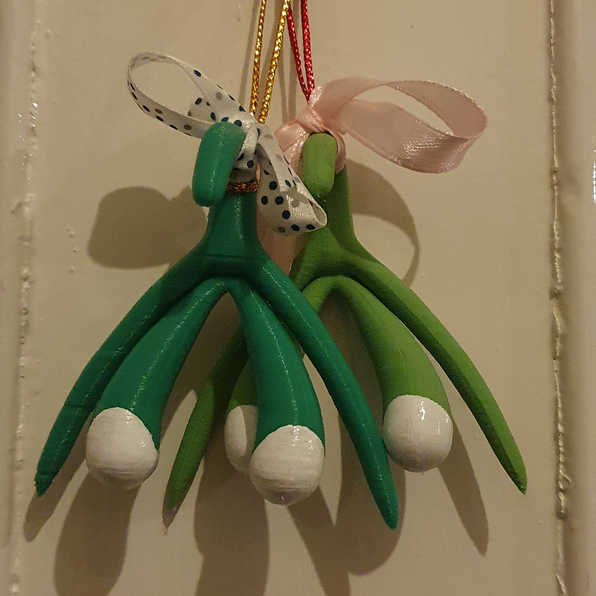 WomenWhoWank's tweet photo. @ clitletoe. 
A 3d printed model of a clitoris disguised as mistletoe.#clitoris #feministart #clitart #sexpositive #stopfgm
#multiorgasmicwoman #merryclitmas https://t.co/sshCgEnnQd