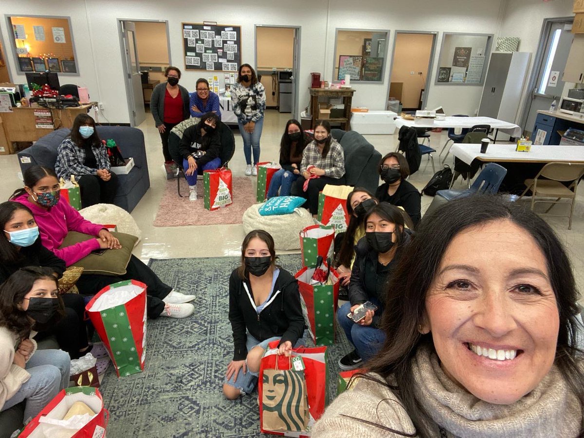 805schcounselor's tweet photo. A little holiday gift giving with our Nest leaders! New swag! 🌲💛@RichardUrias @OHShealthy https://t.co/HgsqxNbixh