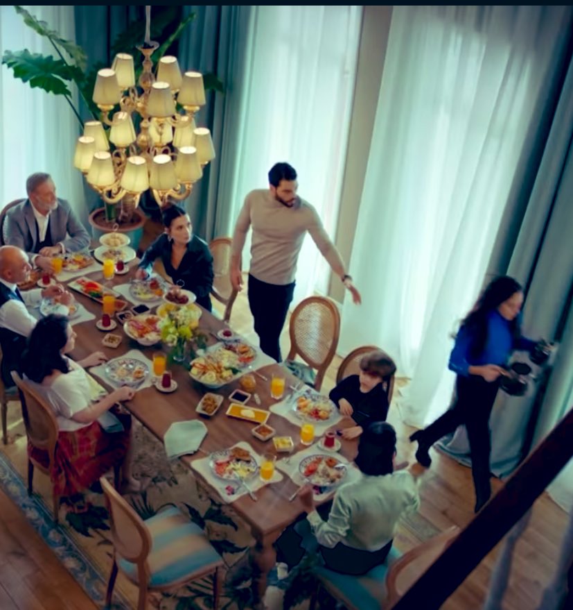 Que sentirá Ella al ver esa mesa,servirle el asu ex,recordará q dos dias antes comieron gracias a un desconocido sus hijos ?
#cemal sufrir es poco 
#AkınAkınözü #KaderiminOyunu