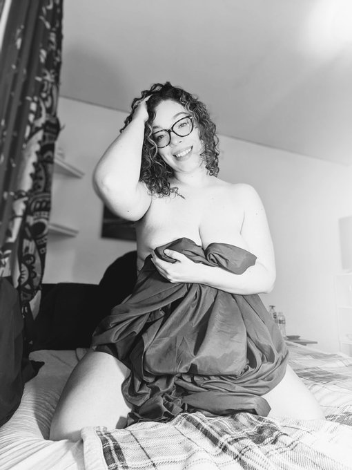 It'd be so cute if somebody made me their screensaver 😇 other pics like this up now on OF 🖤 https://t