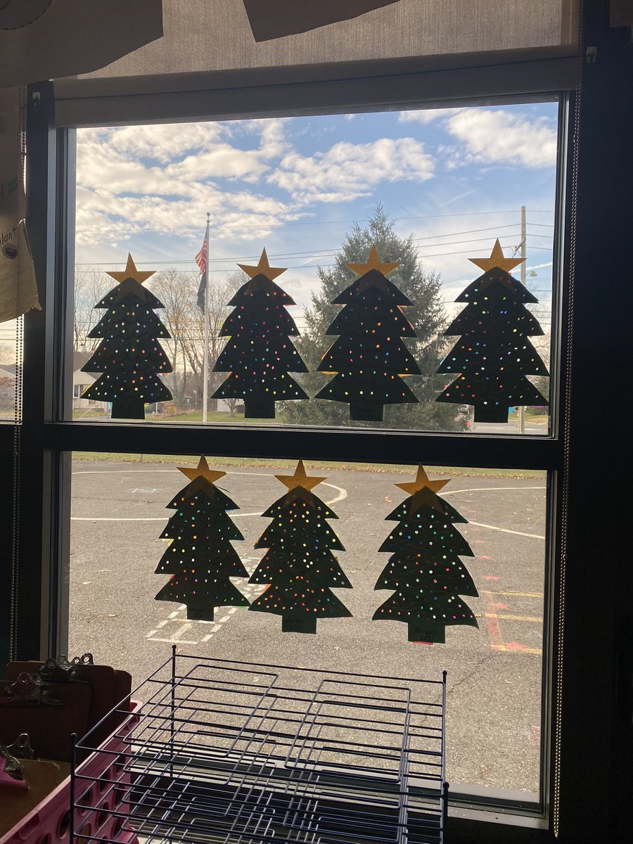 CarlaMFletcher's tweet photo. Last week we started our “Lighted Christmas Tree” project. This is one of my favorite projects, I love how they turned out! @HTSD_Robinson @WeAreHTSD https://t.co/QUV1944D1Q