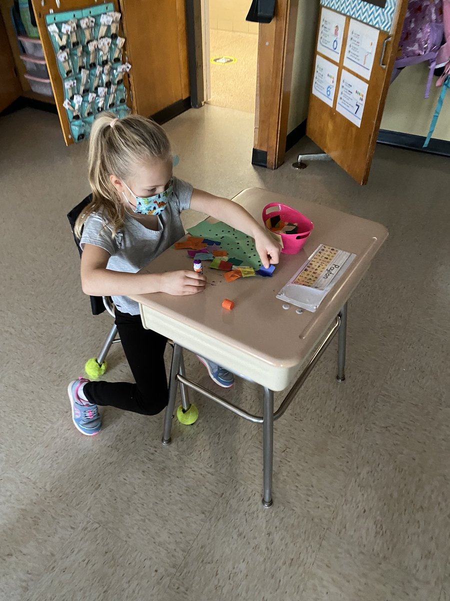 CarlaMFletcher's tweet photo. Last week we started our “Lighted Christmas Tree” project. This is one of my favorite projects, I love how they turned out! @HTSD_Robinson @WeAreHTSD https://t.co/QUV1944D1Q
