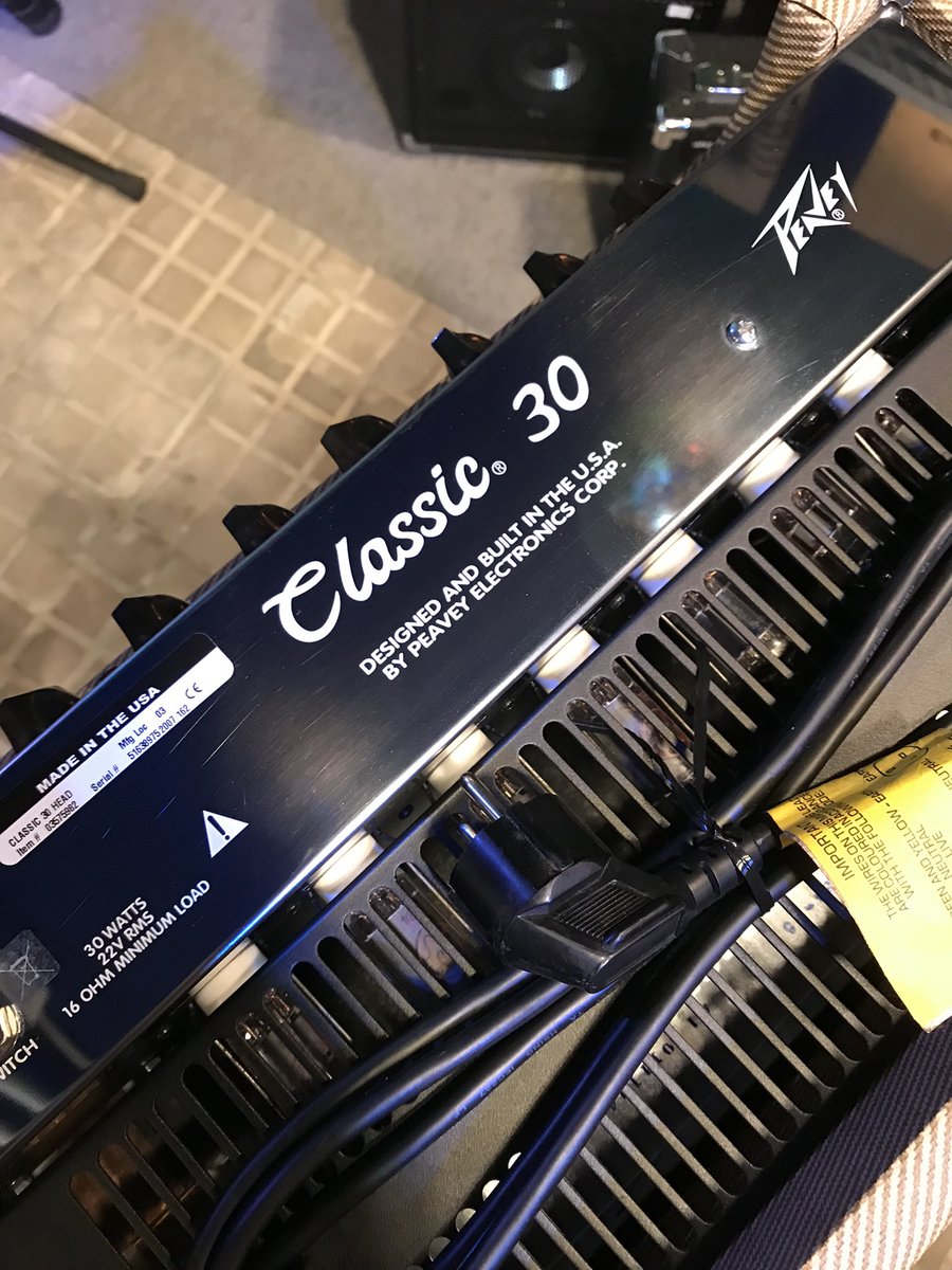 Hemos encontrado entre nuestro B-Stock este magnífico cabezal y bafle PEAVEY Classic 30 made in U.S.A. Totalmente a válvulas, con tan solo unas mínimas picaduras en los cromados, a parte de eso está nuevo! Listo para ser vendido!