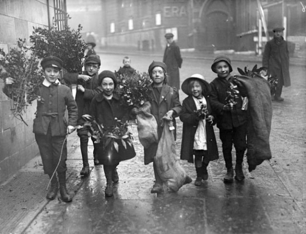 Kutsal olduğuna inanılan ökseotu taşıyan çocuklar, Aralık 1915 İngiltere.
#Tarih #History of #UnitedKingdom