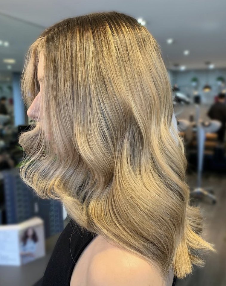 Combination of highlights&amp;lowlights with a root melt toner to create a soft natural blend ✨
Want your hair done by Elle? Book with @toniandguydidsbury 
.
.
.
⚡ @ellemcmanuhair @toniandguydidsbury
. 
#ToniAndGuy #ToniAndGuyWorld 
#ToniAndGuyHair #Blondie #BlondeHair