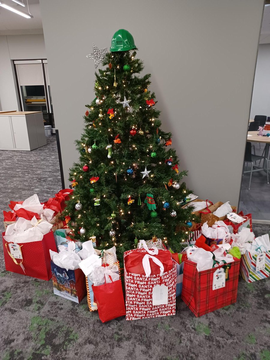 Corp_McB's tweet photo. Members of the @BushConstruct, @McCarthyImprove and @Corp_McB teams all participated in CASI's Giving Tree program. Together, we fulfilled the wishes of dozens of seniors and let them know they're being thought of this holiday season. #GivingBack https://t.co/7xeOs7vApF
