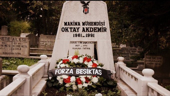 Mühendis Oktay, evine gitmek için otobüs bekliyordu.
Sırf boynunda Beşiktaş atkısı olduğu için 30 küsür Galatasaraylı taraftar tarafından öldüresiye dövüldü, öldü.
14 Aralık 1991... 30 Sene oldu. Seni Unutmayacağız Büyük Beşiktaşlı.
Mekanın cennet olsun.
#MühendisOktay