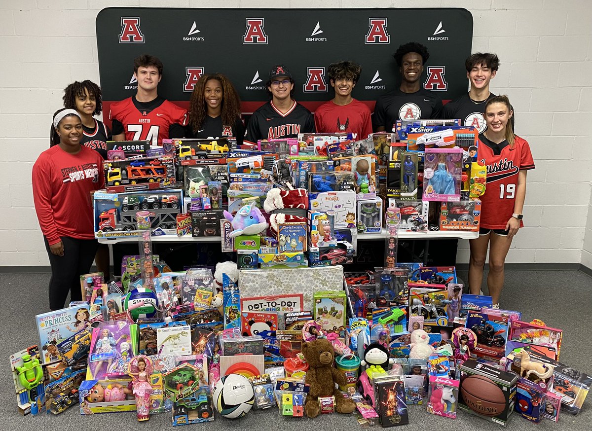 Dawgsportsmed's tweet photo. And that’s a wrap!🎁 Thank you to all the teams that donated to @ToysForTots_USA 🥳 Making kids’ holiday wishes come true one gift at a time🎁 #allin #givingseason @AHSBulldogs @FBISDAthletics https://t.co/cFsozB0aLP