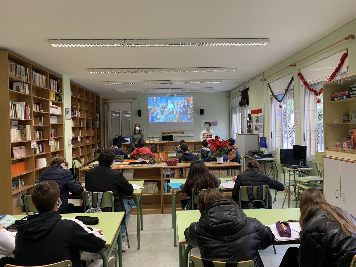 BioSorJosefa's tweet photo. Avui he tingut l’honor de ser presentada a la clase de 4EsoB @IesAssumpcio , per Javi i Kira , quina alegria !! #GentdElx https://t.co/xLxVr7RDSj
