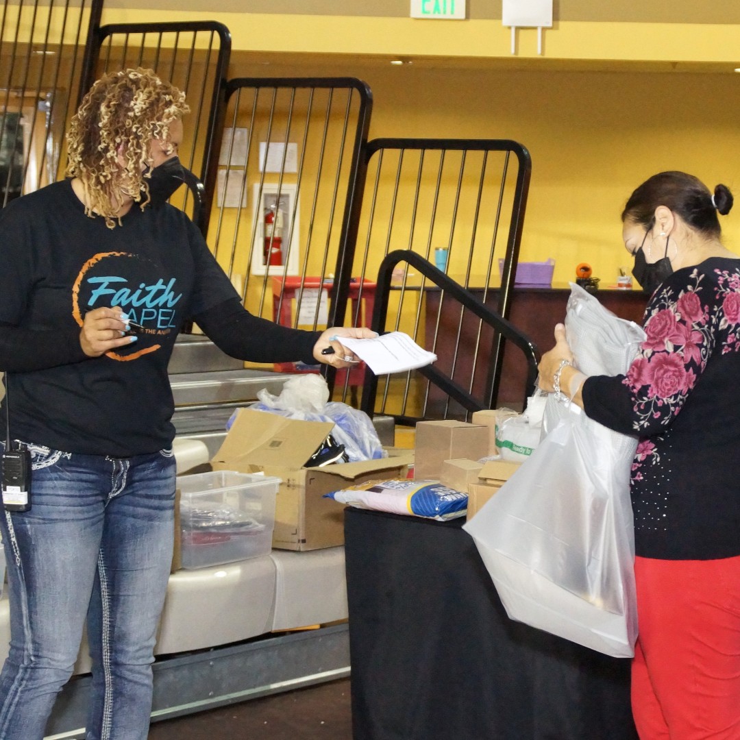 TheBridgeLLC's tweet photo. Our #ChristmasOutreachGiveaway was beyond amazing! This past weekend we were able to help over 200 families find gifts for their families. 300 Food boxes were provided as well to help the holiday season go smoother. Family &amp; friends, we wish you a very happy holiday season. 🎄❤️ https://t.co/9wX8UpfLGb