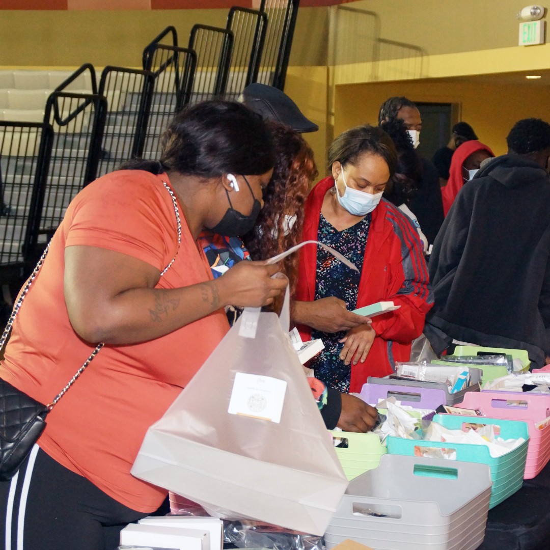 TheBridgeLLC's tweet photo. Our #ChristmasOutreachGiveaway was beyond amazing! This past weekend we were able to help over 200 families find gifts for their families. 300 Food boxes were provided as well to help the holiday season go smoother. Family &amp; friends, we wish you a very happy holiday season. 🎄❤️ https://t.co/9wX8UpfLGb