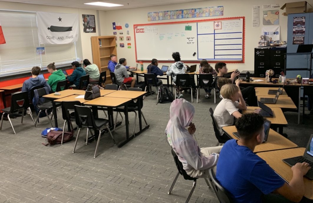 HistoryandTech's tweet photo. Review packets are so 20th Century.  TX History at Trent did a blended review today.  Students are ready for the test now.  @MrAdamoHistory @Trent_Principal https://t.co/TPFukTbuIM