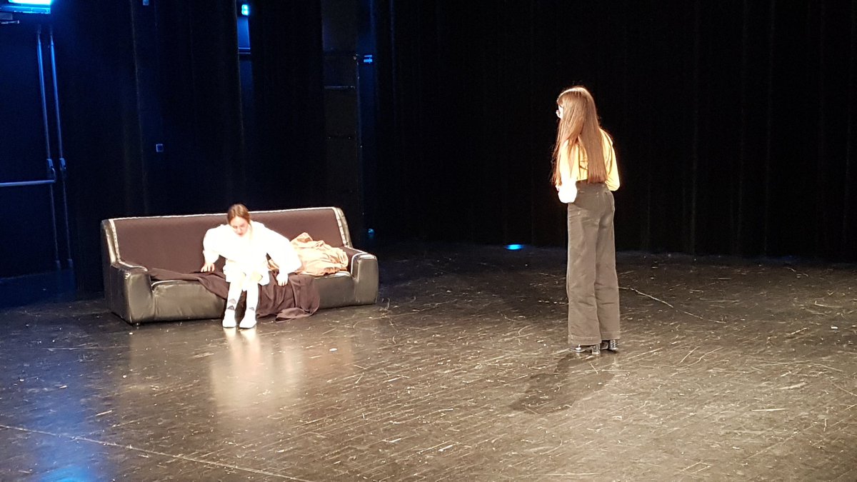 LyceeDouanier's tweet photo. Shakespeare à l honneur ce soir pour la représentation des 1ères spécialités Théâtre emmenés par Marie Léon leur professeure. https://t.co/Bxx46i9oCs