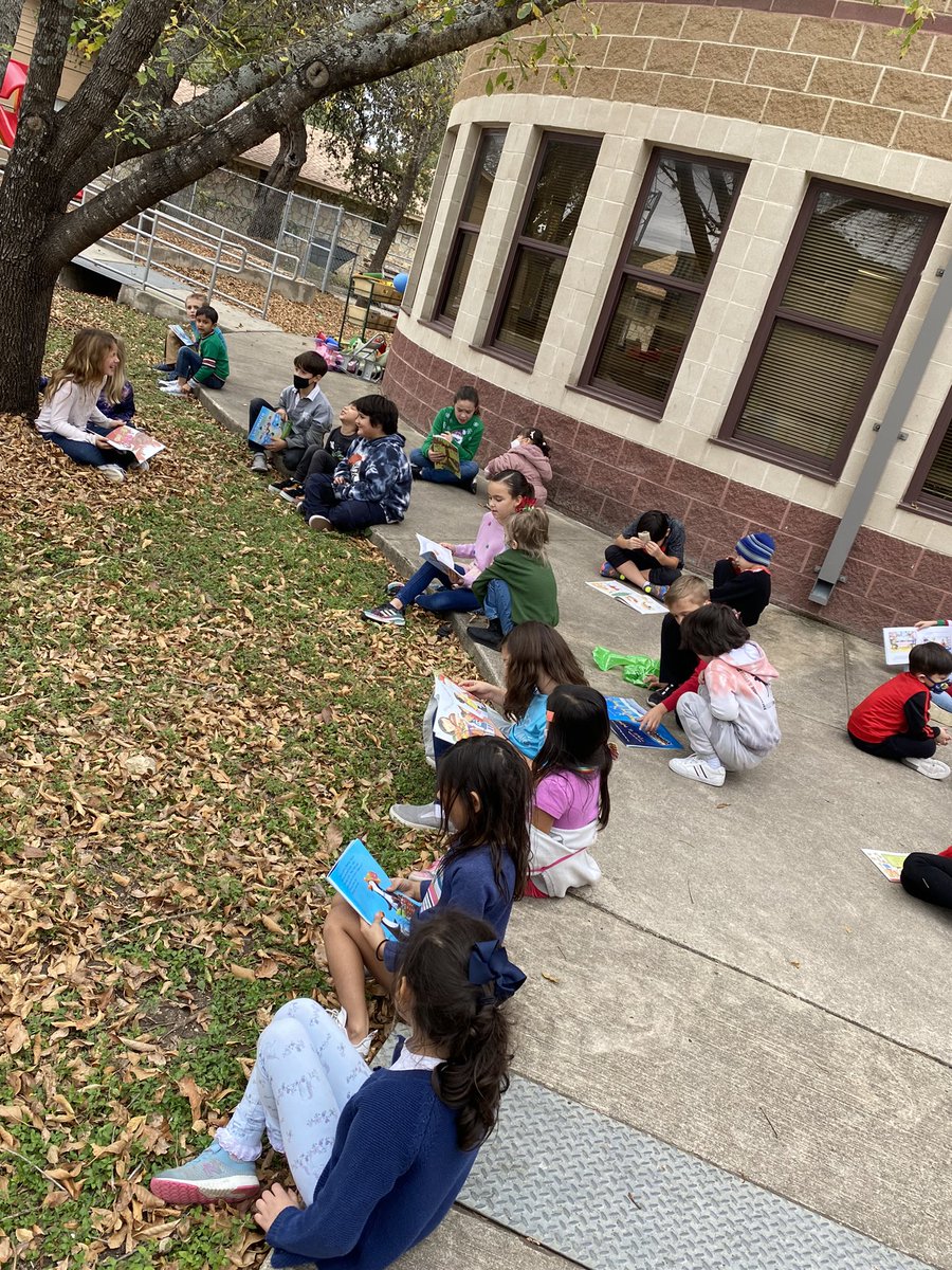 Mrs_Blohm's tweet photo. Today we got to meet our kinder buddies in @ccalabro498’s class! We had so much fun reading holiday stories to them! #lsegrows https://t.co/DIf80KY2CN