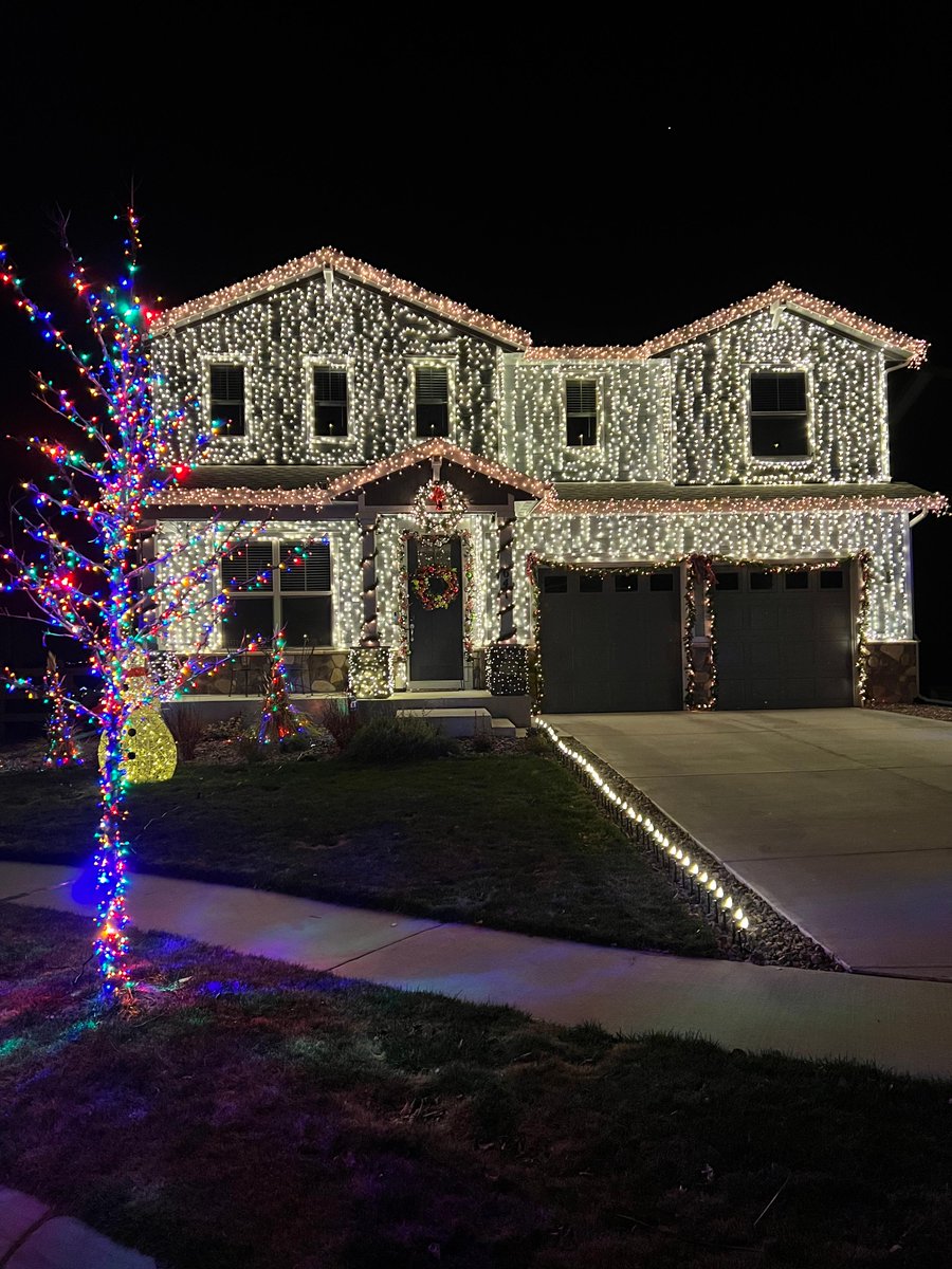 3M's tweet photo. Inspired by the Griswold Christmas house, (📸 Instagram: MattyPrater) brought his dream holiday display to life using roughly 559 @Command Strips. 😮💡 Share how 3M is helping you decorate this holiday season!🎄🏠
#happyholidays #commandstrips #outdoordecor #christmasdecor https://t.co/Pse5ysAqlG