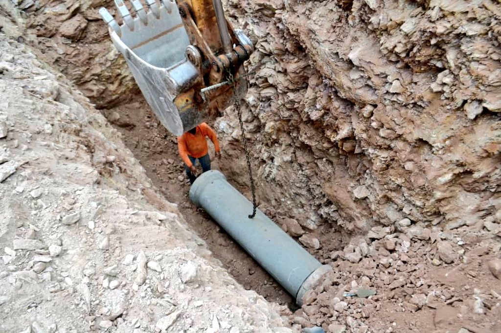 johanitakenpo's tweet photo. #13Dic A toda marcha estamos sustituyendo tuberías de 18" para la red de aguas servidas; también ejecutamos la construcción del sistema de drenaje para optimizar este servicio en el eje 5 del @cascodeturmero. ¡Servicios Públicos de calidad! #YoMeVacuno https://t.co/YRCosn52M8
