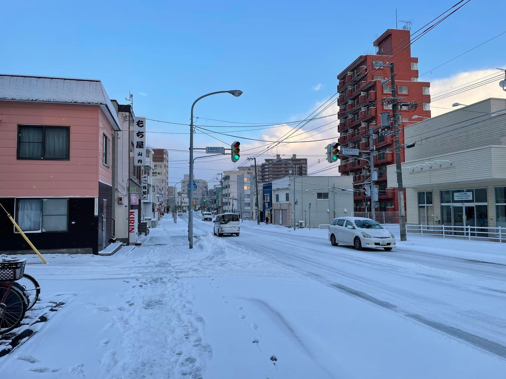 城南村田 札幌は12日夕方からの雨が夜には雪に変わり 朝にはすっかり雪模様になっていました 雪景色になると冬 が来たことを実感しますが 道民の人たちは 今年の冬は暖かいですよ と口をそろえて言われます 札幌 雪 冬 冬の北海道 T Co