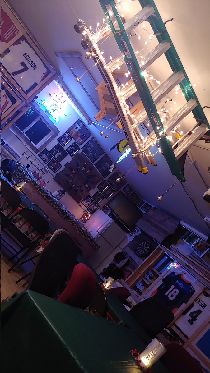 Bobs3Toed's tweet photo. #HillbillyChandelier

#BoomSaysBob

@MyFantasyLeague https://t.co/pSjkm0gq80