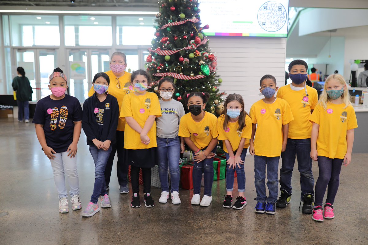 WCS_Houston's tweet photo. 🍏🥫Today at the Houston Food Bank, our 3rd grade students and volunteers helped with 8 pallets, 288 boxes, and 8,539 meals worth of donated food. Our 3rd grade class organized the canned food drive to donate a grand total of 552 cans to the Houston Food Bank. Great job Wildcats! https://t.co/rfZCCAlnUj