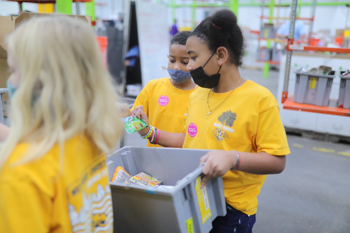 WCS_Houston's tweet photo. 🍏🥫Today at the Houston Food Bank, our 3rd grade students and volunteers helped with 8 pallets, 288 boxes, and 8,539 meals worth of donated food. Our 3rd grade class organized the canned food drive to donate a grand total of 552 cans to the Houston Food Bank. Great job Wildcats! https://t.co/rfZCCAlnUj