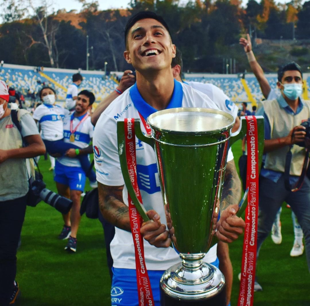 jawallis's tweet photo. 🎶Valber que te vaya bien, #Valber que te vaya bien, te lo dicen los #cruzados que te dan las gracias por ser de la #UC.🎶
A mi juicio el mejor jugador del #tetracampeonato. Que gusto haberlo visto jugar tres temporadas, todo un crack, un seco en el área.
#LosCruzados https://t.co/GuGhewlT3H