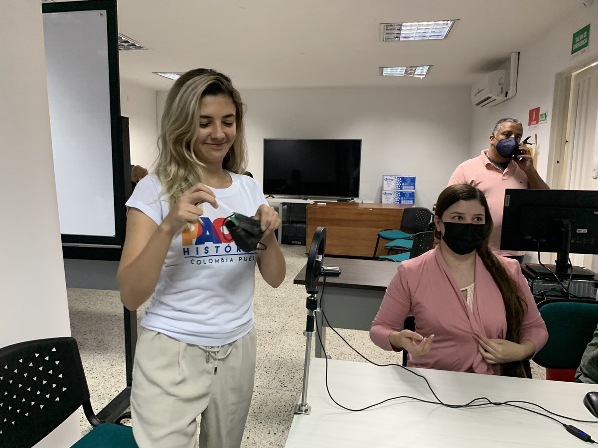 -Sí, mi apellido no es Boreal. En serio, soy Susana Gómez. 😅

¿Sabían que la firma es una foto? 

Oficialmente inscrita como candidata a la Cámara de Representantes de Antioquia por el #PactoHistórico

💛💙❤️💜💚