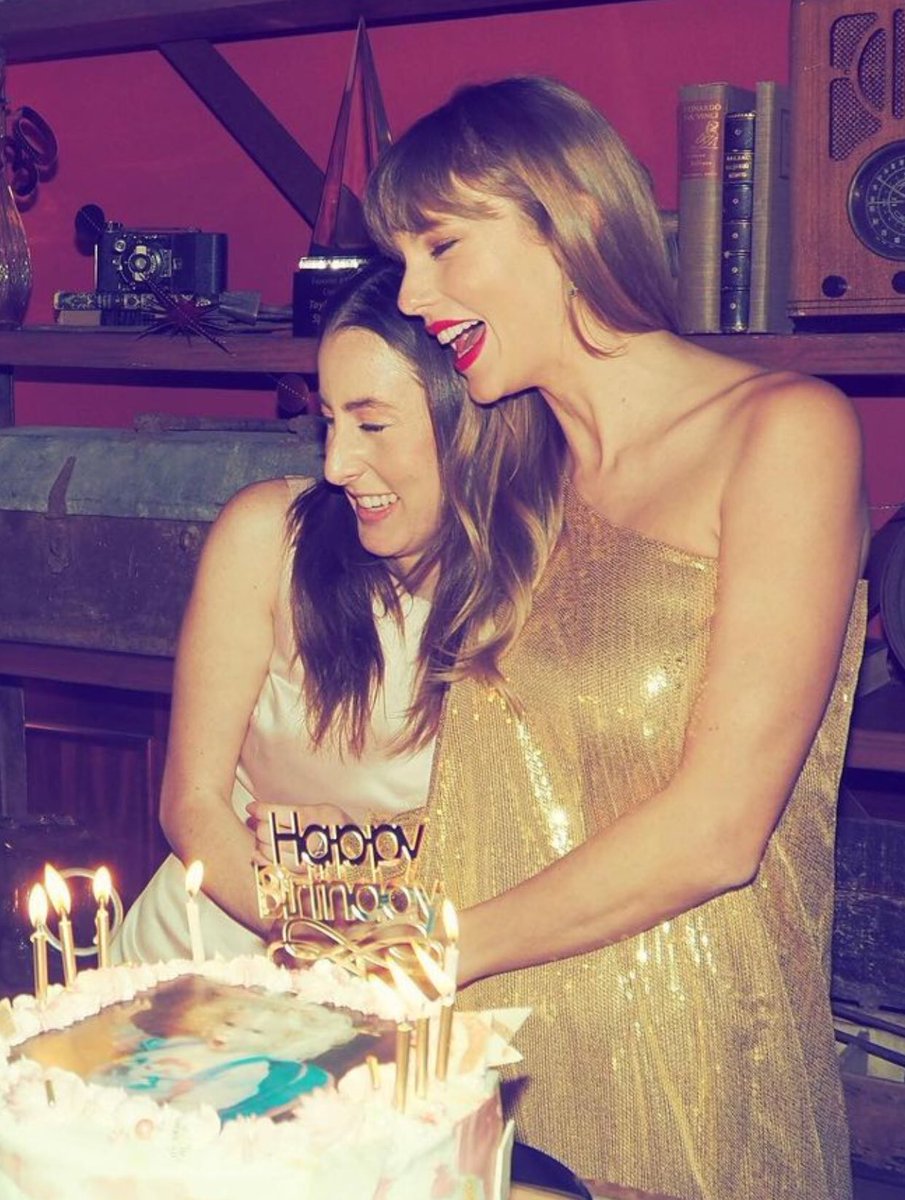 LaPuercaylor's tweet photo. 📲| Feliz cumpleaños mi reina sagitario, te amo demasiado! 

-Alana Haim via IG stories https://t.co/mernryzBi7