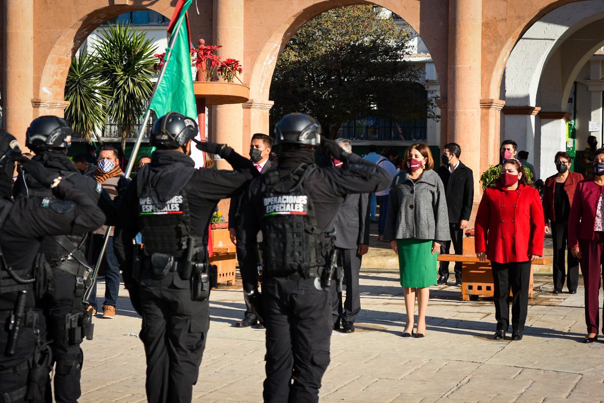 ElenaGarciaMtz_'s tweet photo. Como cada lunes, realizamos los honores al lábaro patrio en presencia de servidores públicos y vecinos de la cabecera municipal. https://t.co/zafMpIr5YI