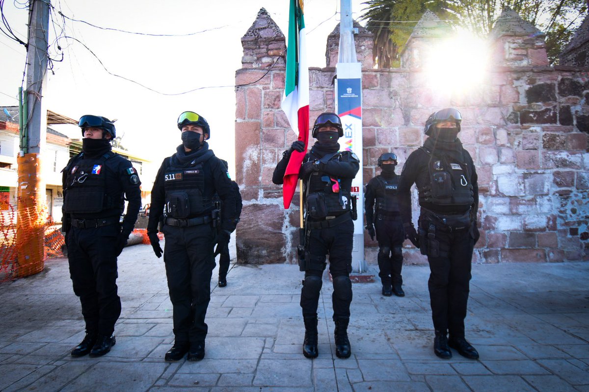 ElenaGarciaMtz_'s tweet photo. Como cada lunes, realizamos los honores al lábaro patrio en presencia de servidores públicos y vecinos de la cabecera municipal. https://t.co/zafMpIr5YI